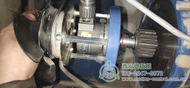 图为电机与编码器配合使用的现场照片