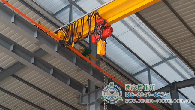 图为通过编码器反馈控制的吊轨行车照片