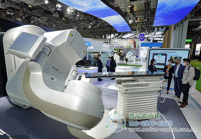 图为在展会上展出的一台医疗加速器