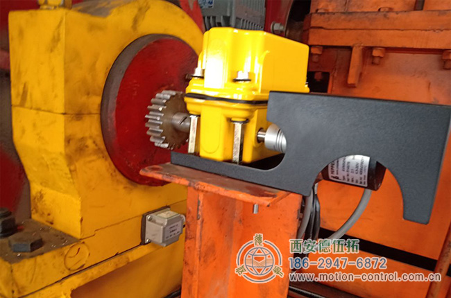 图为桥式起重机控制起升高度的编码器安装照片