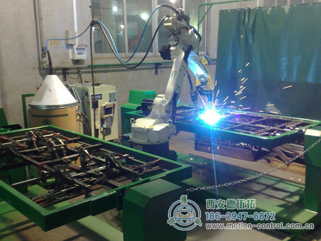 图为焊接机器人在编码器的信号反馈下进行精确焊接工作