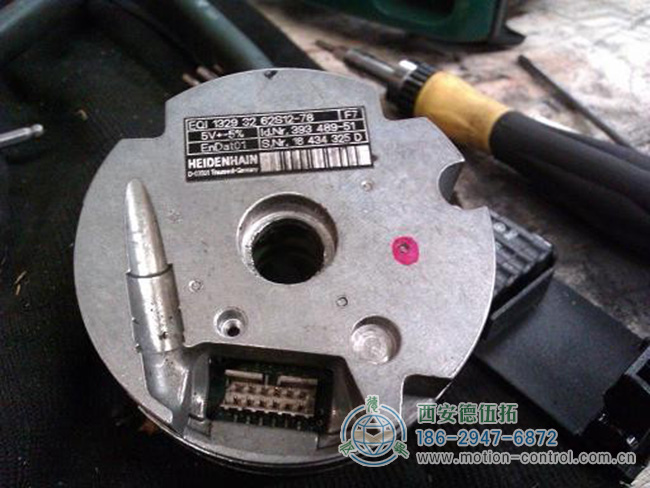 图为因故障正在维修的海德汉旋转编码器