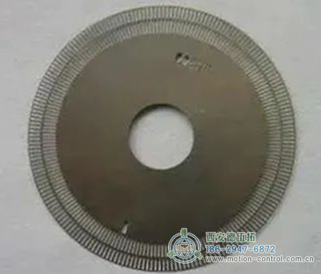 图为光电编码器的码盘实物照片