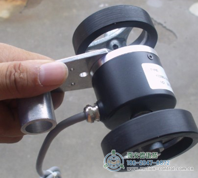图为双滚轮编码器的安装照片