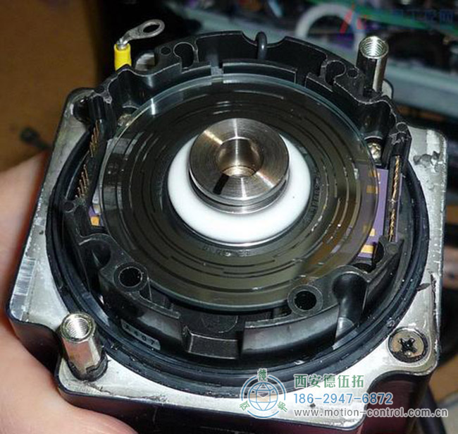 图为拆解编码器的码盘照片