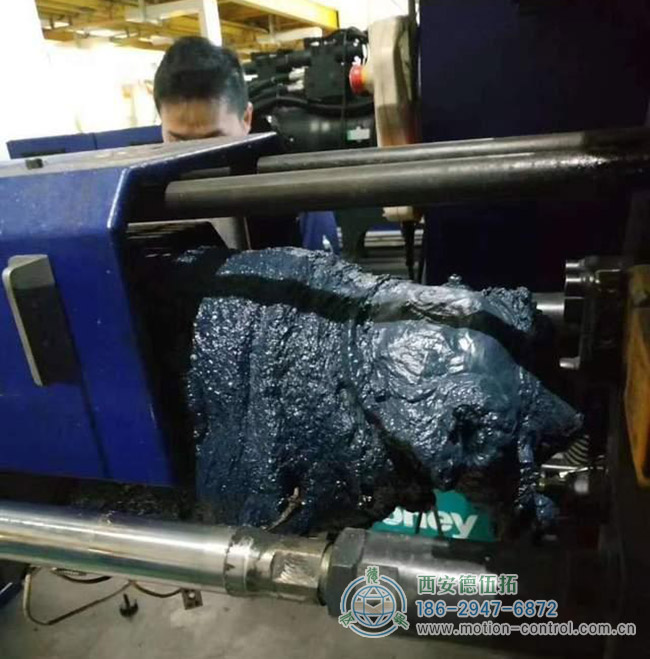 图为某注塑机因编码器故障的维修现场照片