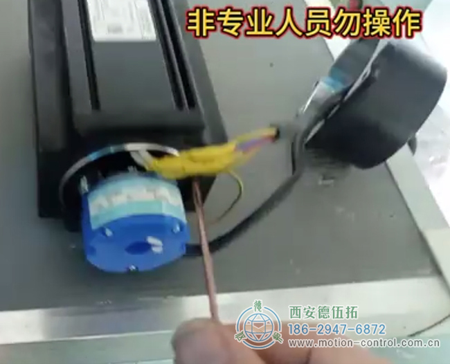图为技术人员为大家讲解编码器调零的视频载图