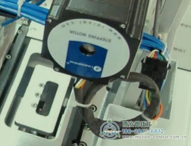 编码器接线使用线夹、线槽等，将线缆固定在合适的位置