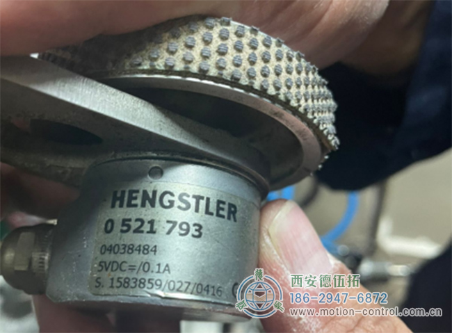 图为与测量轮配合测速使用的亨士乐增量编码器照片