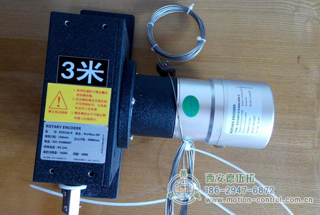 图为旋转编码器配合拉线位移传感器测直线位移的照片