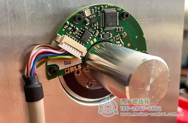 图为分体式编码器的实际安装应用照片