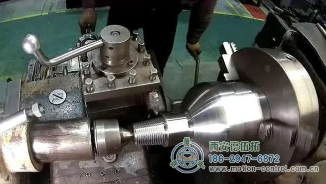 图为数控车床加工螺纹的现场照片