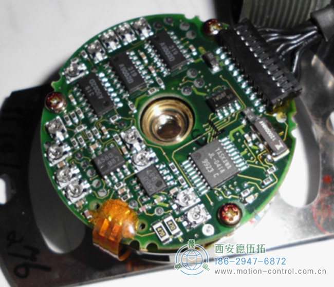 图为某编码器内部电路板的照片