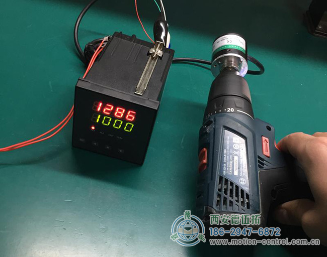 图为用户拿增量编码器测试电钻的转速