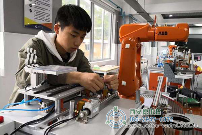 图为某学生在学习工业机器人操作的照片