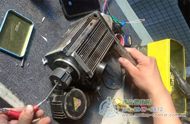 图为维修人员拆卸增量编码器的现场照片
