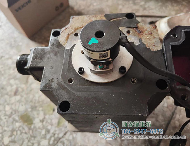 图为与伺服电机配套使用的电压为5V的编码器照片