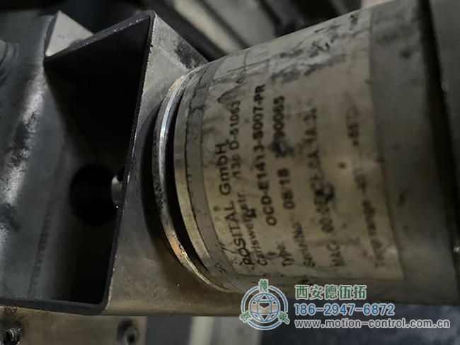 图为在恶劣环境中工作的博思特光电编码器照片