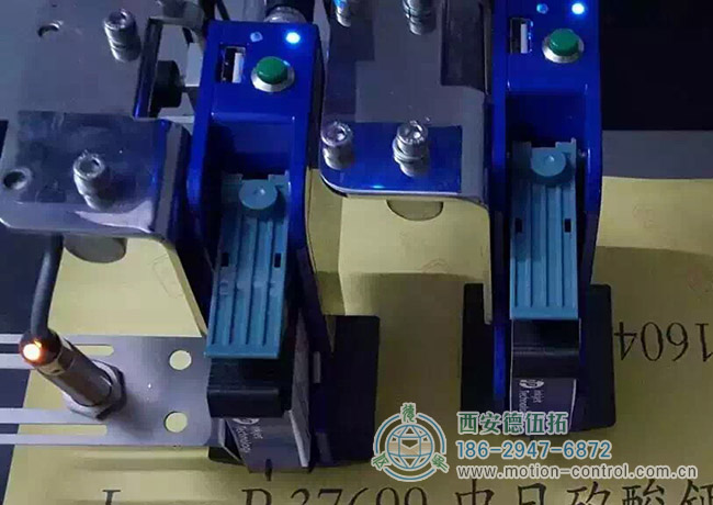 图为喷码器在编码器的定位反馈下工作现场照片
