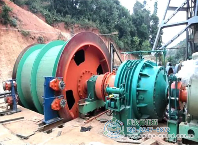 图为矿用绞车在编码器的反馈下工作照片