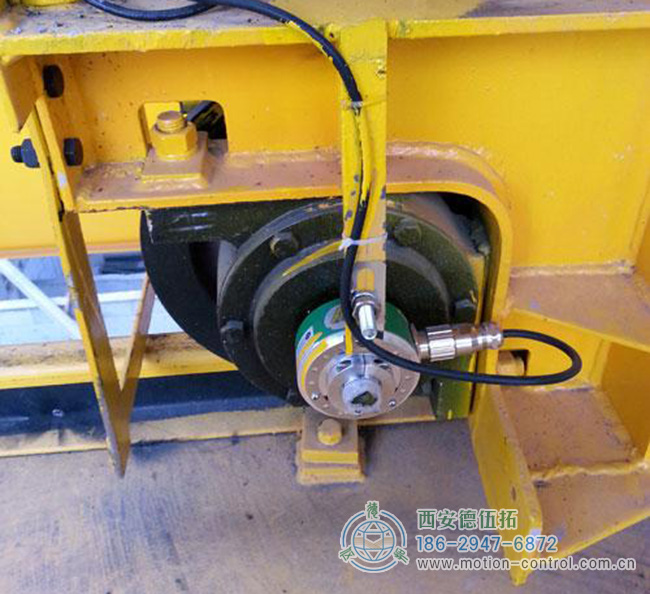 起重机车轮轴加装编码器的照片