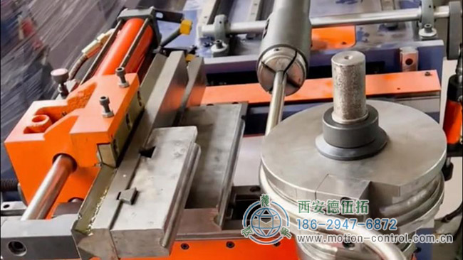 图为全自动弯管机的工作现场照片