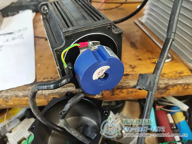 图为编码器在伺服电机上的实际应用照片