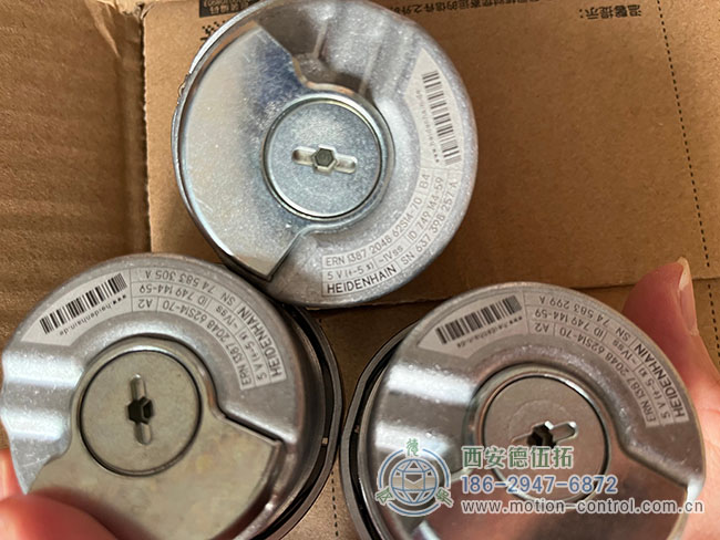 图为起重机吊钩常用的几款海德汉编码器照片