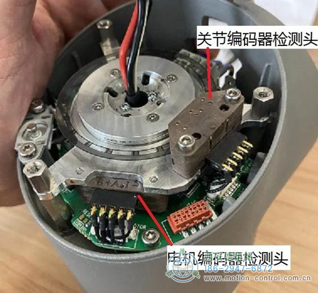 图为机器人关节处增量式编码器的位置及内部结构照片