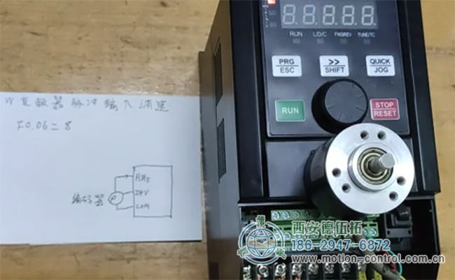 图为变频器通过编码器进行测速实验的照片