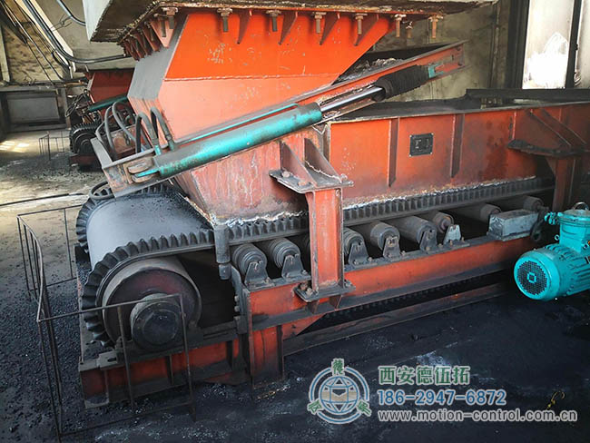 图为有装有编码器反馈的给煤机工作照片