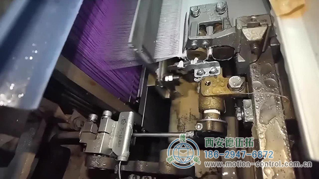 图为喷水织机工作的局部照片