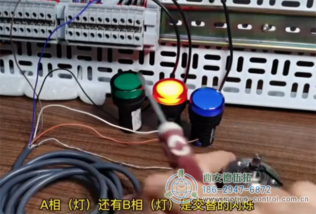 图为老师用指示灯来检测增量编码器接线的效果