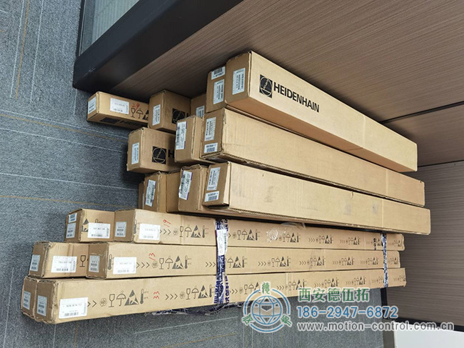 图为准备发货的HEIDENHAIN海德汉光栅尺现货照片
